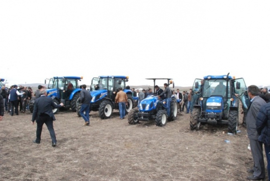 Kars'ta TürkTraktör Tarla Günleri Etkinliğinde Çiftçiler Traktörleri Denedi