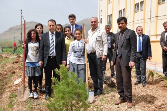 Mardin Derik'te Kaymakam Sündük, Kız Öğrencilerle Fidan Dikti