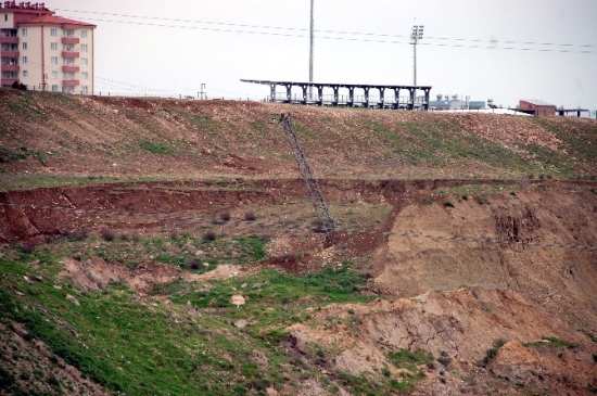Adıyaman Eğri Çayı'nda Meydana Gelen Toprak Kayması Tehlikesi Artıyor