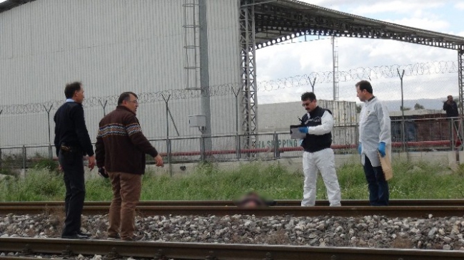 Mersin Akdeniz'de Lise Öğrencisi Tren Önüne Atladı, Hayatını Kaybetti