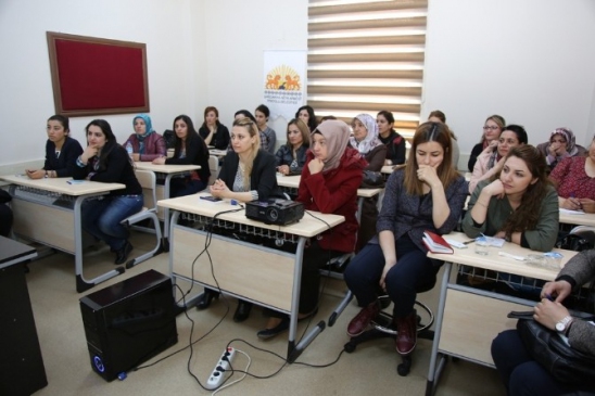 Van İpekyolu Belediyesi'nin düzenlediği eğitimde toplumsal cinsiyet bilinci ele alınıyor