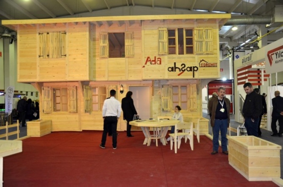 Bursa'daki İnşaat Fuarı'nda Ahşap Evler Ziyaretçilerin Dikkatini Çekiyor