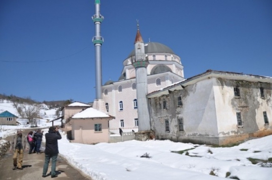 Bursa İznik Kırıntı Köyü'ndeki Tarihi Cami Harabe Durumda