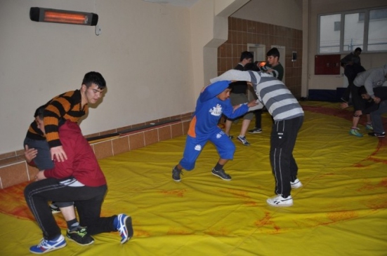 Korkuteli Belediyesi Güreş Takımı, Yağlı Pehlivan Güreşlerine Hazırlanıyor