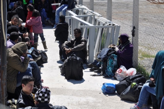 Çanakkale Ayvacık ve Ezine'de Gerçekleştirilen Operasyonda 76 Kaçak Göçmen Ele Geçirildi