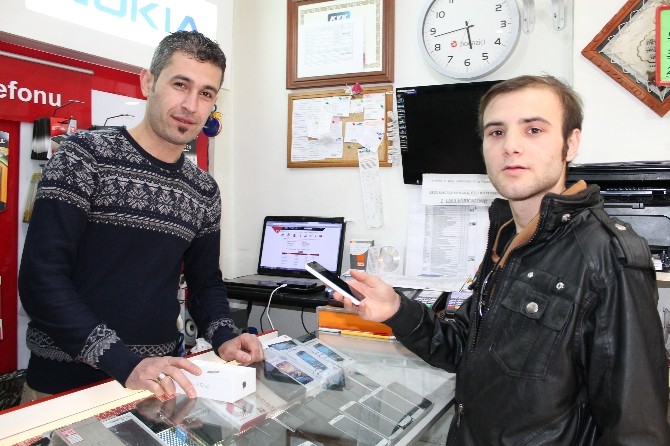 Niğde'de Askerlere Telefon Serbestliği, Telefon Satıcılarını Sevindirdi