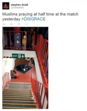 Liverpool Anfield'da Maç Sırasında Namaz Kılan Taraftarlara Tepki Geldi