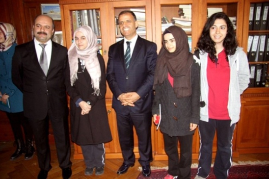 İstanbul'da İhlas Koleji Öğrencisi Ceyda Yücesoy, Resim Yarışmasında Birinci Oldu