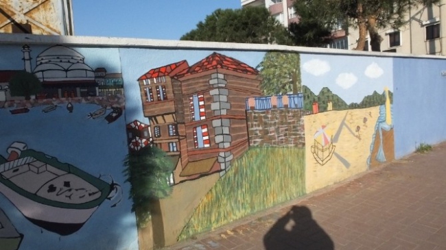 Burhaniye'de Anadolu Lisesi Öğrencileri İş Yerlerine Resim Yapmaya Başladı