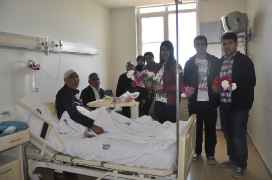 Gaziantep Gençlik Hizmetleri Gençlik Merkezi Üyeleri Onkoloji Hastanesinde Moral Ziyareti Gerçekleştirdi