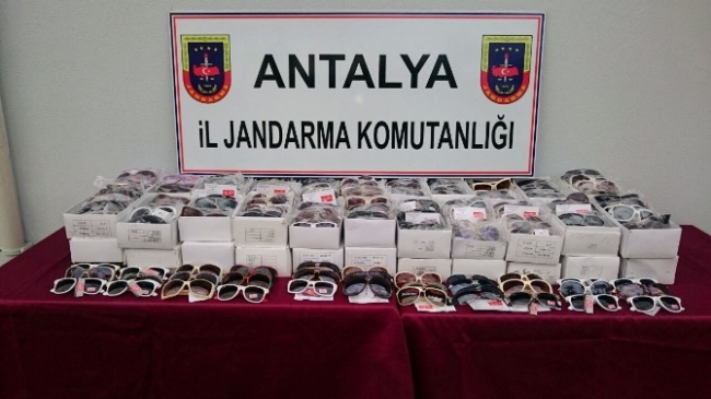 Antalya Manavgat'ta Kaçak Olarak Getirilen 786 Güneş Gözlüğü Ele Geçirildi
