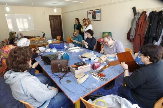 Gebze'de GESMEK Kursları Kapsamında Kadın Kursiyerler Deri Çanta Üretiyor