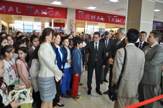 Edremit'te 23 Nisan Çocuk Şenlikleri Kapsamında Resim Sergisi Açıldı