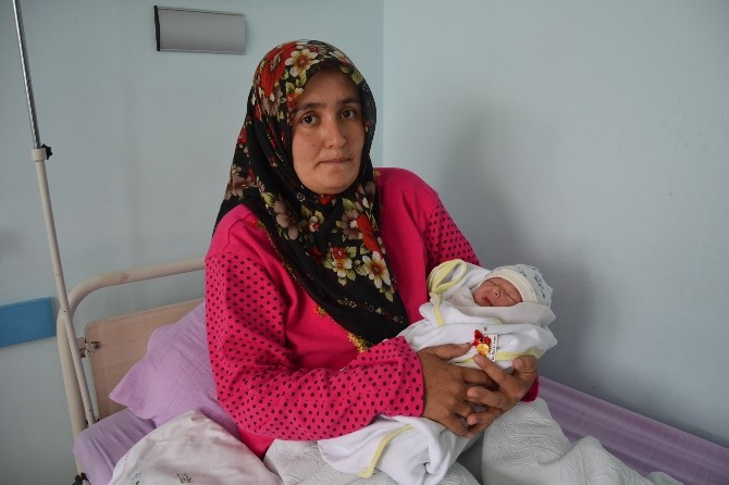 Adana Kozan'da Kutlu Doğum Gecesi Dünyaya Gelen Bebeğe Ezan Okundu, Çeyrek Altın Takıldı