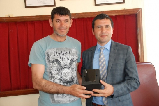 Didim'de 75 Gençlik Derneği, Arif Nihat Asya İlkokulu'na Projeksiyon Cihazı Bağışladı