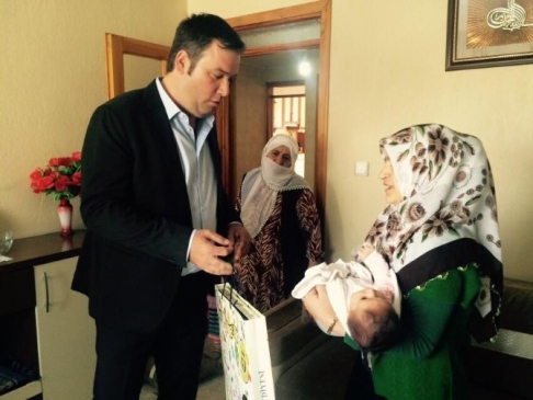 Buca'da Yeni Doğan Annelere Hediye Bebek Takımları Dağıtılıyor