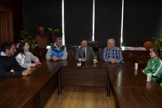 Tepebaşı Belediyesi Küçük Kızlar Voleybol Takımı, Yarı Finale Hazırlanmak Üzere Belediye Başkanı Ataç'ı Ziyaret Etti