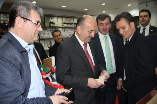 Bursa'da Sağlık Bakanı Mehmet Müezzinoğlu, Ayakkabı Alırken İndirim Yerine Zam İstedi