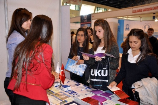 İstanbul Esenyurt Üniversitesi, Yerel Yönetim Desteğiyle Öğrencilere Burs İmkanları Sunuyor