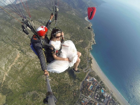 Çinli Gelin ve Damat Ölüdeniz'de Yamaç Paraşütü ile Düğün Öncesi Uçuş Yaptı
