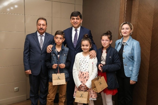 Şehitkamil'de 23 Nisan Etkinliğinde Ceren Kördeve Temsili Olarak Başkanlık Yaptı