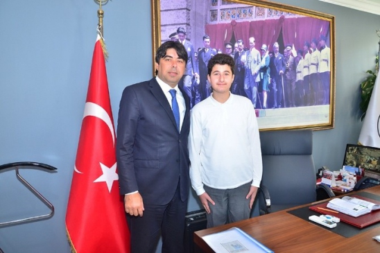 Foça'da 23 Nisan'da 8. Sınıf Öğrencisi Başkanlık Koltuğuna Oturdu