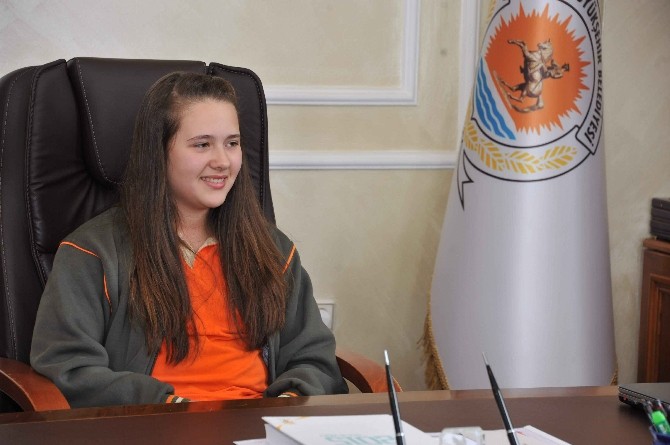 Samsun'da 23 Nisan Etkinliği Kapsamında Başkanlık Koltuğu Öğrenci Şebnem Bulgurcuoğlu'na Devredildi