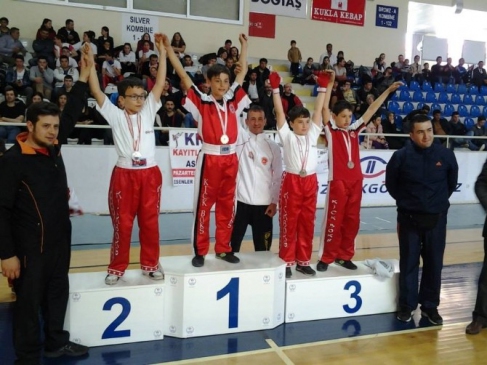 Çanakkale'de Düzenlenen 100. Yıl Kick Boks Şampiyonası'nda Küçükçocuk Takımı Öne Çıktı