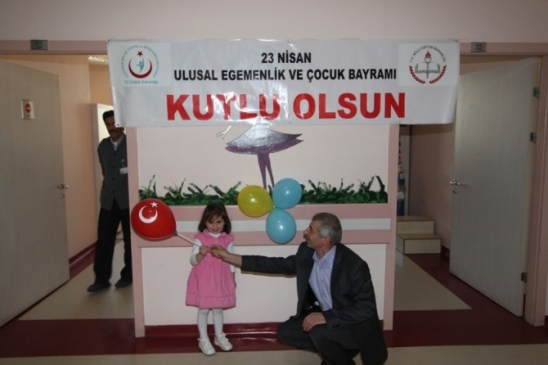 Erzurum Bölge Eğitim ve Araştırma Hastanesi, 23 Nisan'ı Hastanedeki Çocuklarla Kutladı