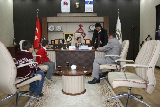 Pasinler'de 23 Nisan Kutlaması İçin Öğrenciler Koltuğu Devraldı