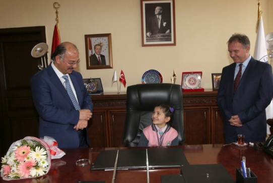 Ardahan'da 23 Nisan Çocuk Bayramı'nda Öğrenciler Rektör Oldu