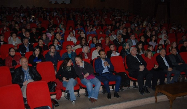 Aydın'da Türk Eğitim-Sen Tarafından Düzenlenen Şiir Ve Türkü Gecesi Yoğun İlgi Gördü