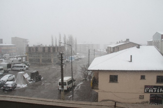 Van Muradiye'de Yaşanan Kar Yağışı Hayatı Olumsuz Etkiledi