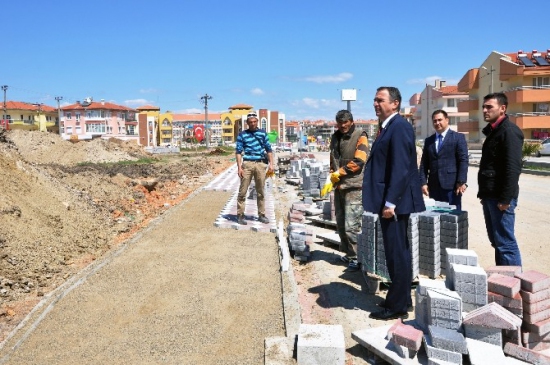 Ayvalık'ta Kipa Kavşağı'nda Yeni Yol ve Kaldırım Çalışmaları Devam Ediyor