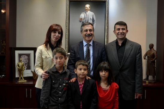 Eskişehir Mahmudiye'de 23 Nisan'da Bayrağı Öpen Çocuğa Misafirlik