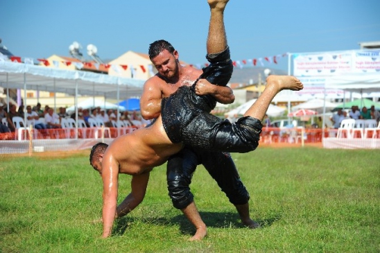 Seferihisar'da Düzenlenecek Yağlı Güreş Turnuvası Ünlü Şampiyonları Ağırlayacak