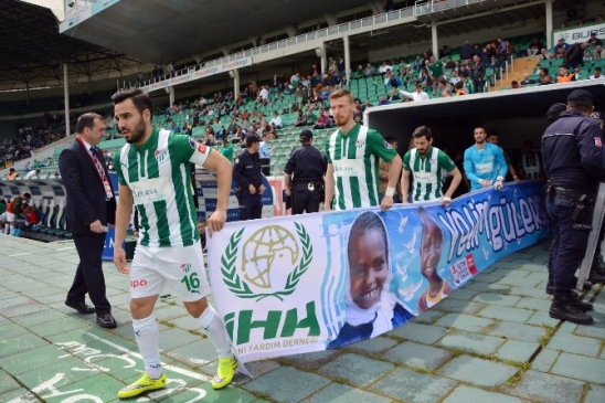 Bursaspor, İstanbul Başakşehir ile 28. haftada karşılaşıyor, İlk Yarı 0-1.