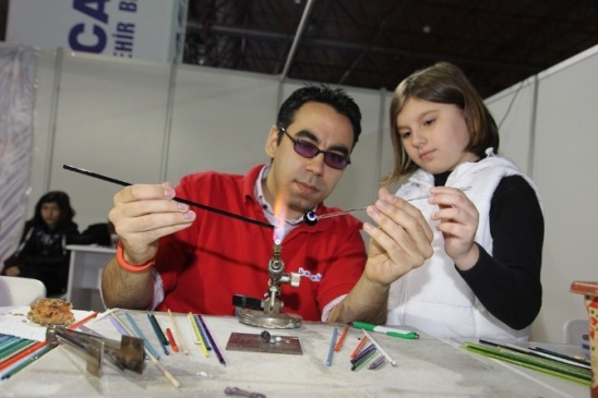 Kocaeli Çocuk Eğitim ve Eğlence Fuarı'nda Çömlek ve Cam Üfleme Eğitimi Veriliyor