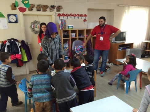 Uludağ'da Köy Okulunda Minik Öğrencilerin Dilekleri Üniversitelileri Duygulandırdı