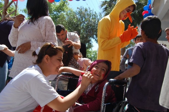 Adana Ceyhan'da "Her Bir Kişi Bir Ayakkabı" Kampanyası Düzenlendi