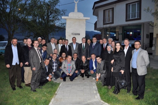 Bursa Yıldırım'da AK Parti Milletvekili Adayı Gürsel Dönmez, Killiler Derneği'ni ziyaret etti.