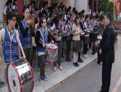 Antalya Muratpaşa'da Kocademir Ortaokulu Öğrencileri İstiklal Marşı'nı Canlı Seslendirdi