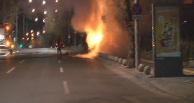 Çankaya'da Direksiyon Kontrolünü Kaybeden Sürücü Ağaca Çarptı