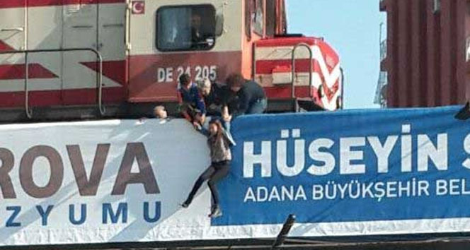Adana Seyhan'da Köprüden Atlamak İsteyen Genç Kız, Vatandaşlar Tarafından Kurtarıldı