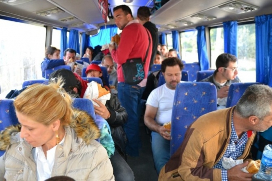 Bozyazı'da Yakalanan 72 Kaçak Göçmene Yiyecek Dağıtıldı