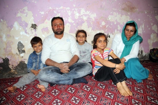 Cizre'de Hasta Çocuklarıyla Rutubetli Evde Yaşayan Aile Yardım Bekliyor