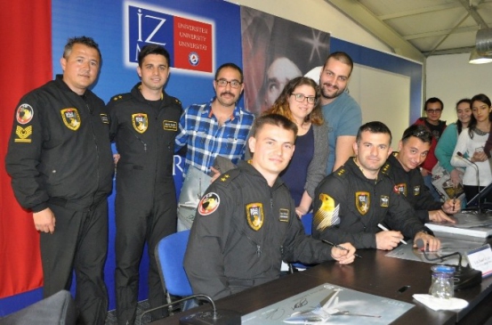 İzmir Üniversitesi'nde Solotürk Pilotları Öğrencilerle Bir Araya Geldi