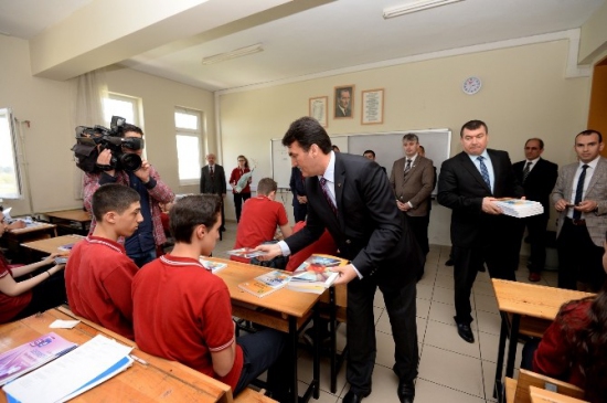 Osmangazi'de Lise Son Sınıf Öğrencilerine LYS Deneme Kitabı Desteği Sağlandı