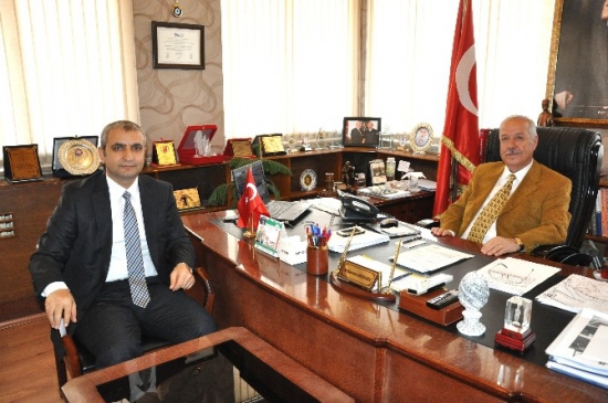 Zonguldak'ta Basın İlan Kurumu Müdürü Özer Akoğlu, Belediye Başkanı Muharrem Akdemir'i Ziyaret Etti