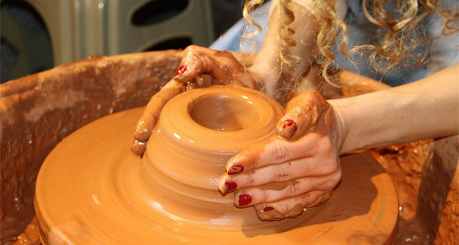 Samsun'da Elektrikli Seramik Torna Kursu ile Çamurlar Şekilleniyor